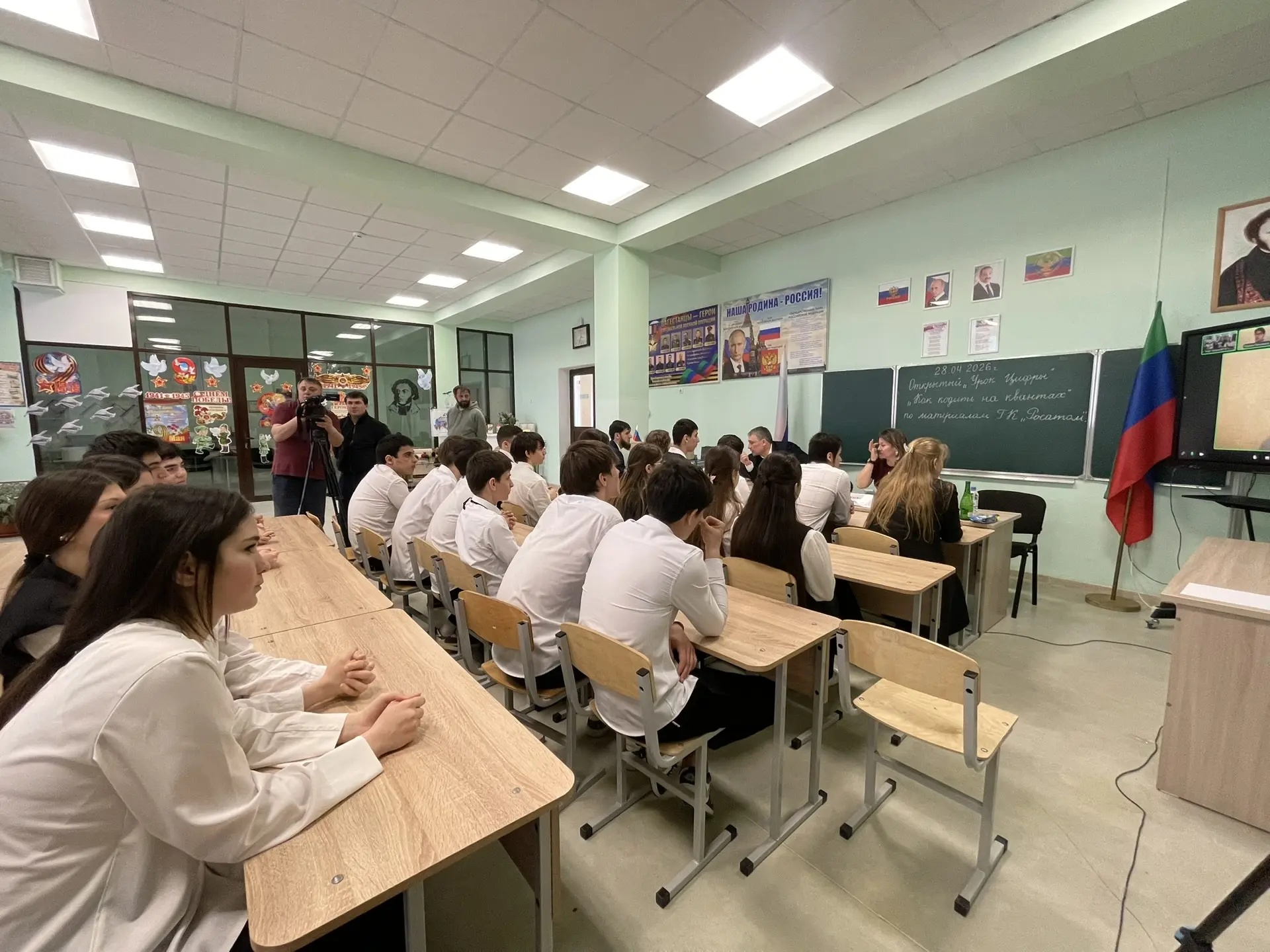 Квантовое будущее в школах Каспийска: Новый этап «Урока цифры»